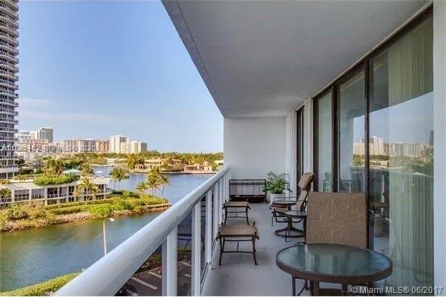 2-bedroom home at 20515 E Country Club Drive #1449, Aventura
