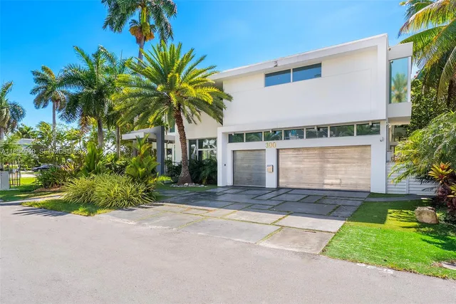 7-bedroom home at 300 Royal Plaza Drive, Fort Lauderdale