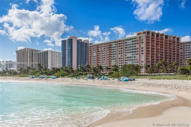 1-bedroom home at 2899 Collins Avenue #1420, Miami Beach