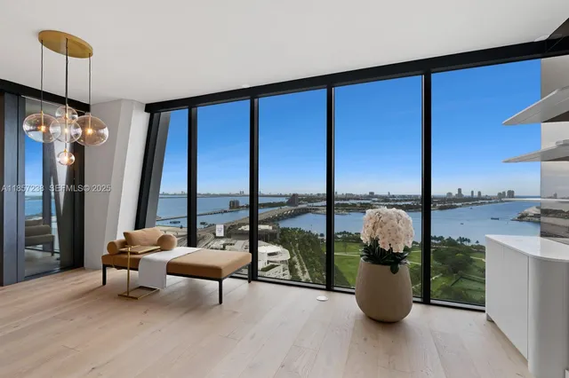 4-bedroom home at 1000 Biscayne Boulevard #2402, Miami