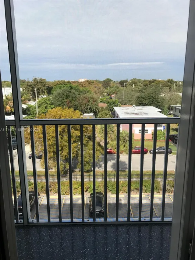 1-bedroom home at 16950 W Dixie Hwy A631 Hwy 631 #631, North Miami Beach