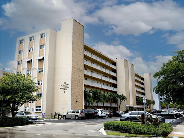 1-bedroom home at 319 NE 14th Avenue #505, Hallandale Beach