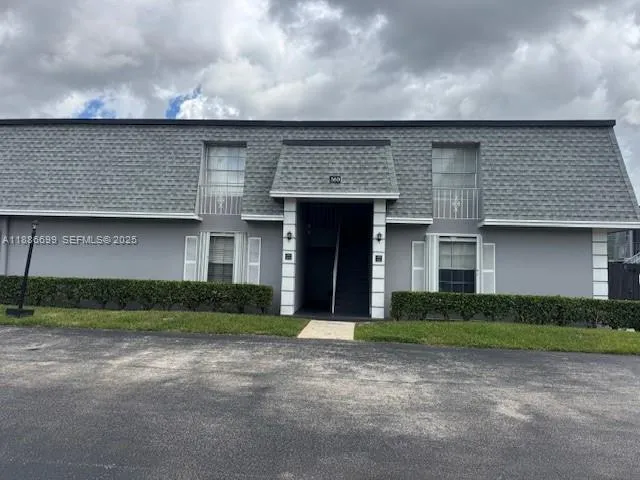 2-bedroom home at 360 NW 69th Avenue #202, Plantation