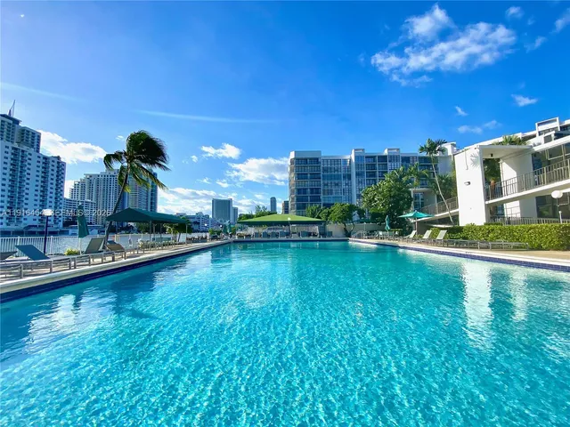 1-bedroom home at 1000 Parkview Drive #518, Hallandale Beach
