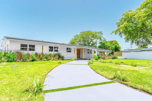 4-bedroom home at 19661 NE 10th Place, Miami