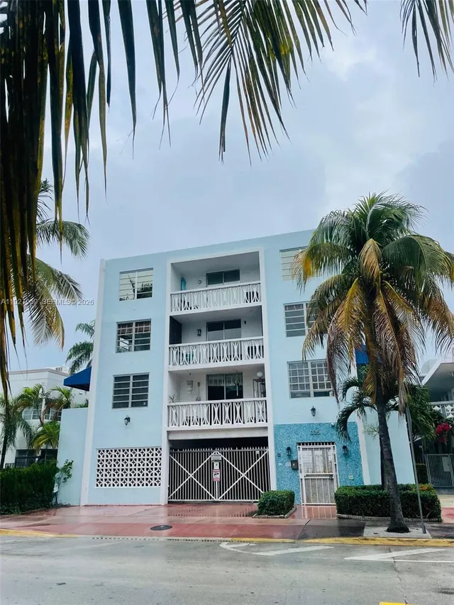 1-bedroom home at 335 Collins Avenue #302, Miami Beach