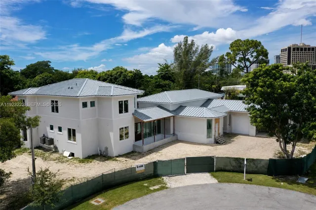 8-bedroom home at 6990 SW 91st Street, Pinecrest