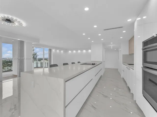 3-bedroom home at 19707 Turnberry Way #25D, Aventura