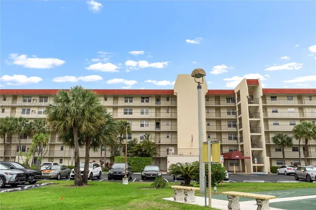 2-bedroom home at 3959 Via Poinciana 605 #605, Lake Worth