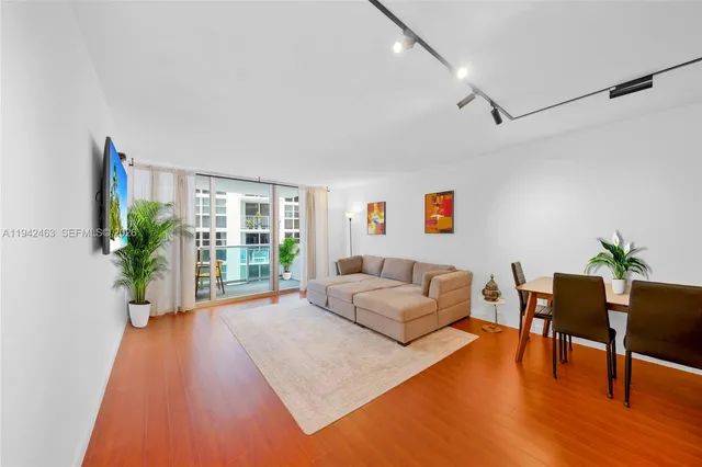 1-bedroom home at 1200 W Ave 422 #422, Miami Beach