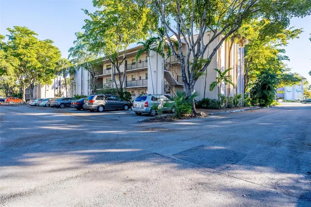 2-bedroom home at 469 N Pine Island Road #B302, Plantation