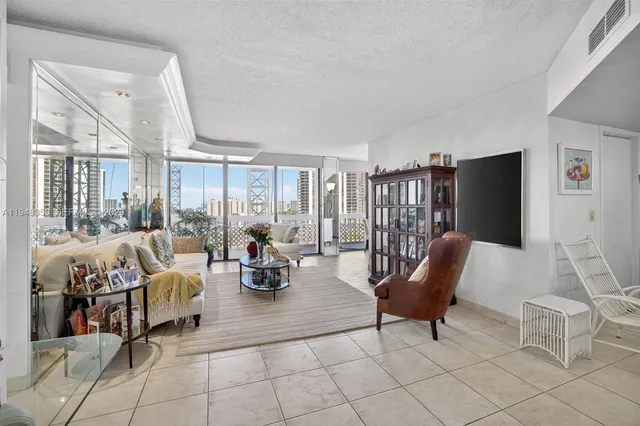 2-bedroom home at 19355 Turnberry Way #8L, Aventura