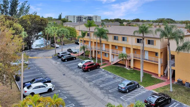 3-bedroom home at 6205 Kendale Lakes Circle #289, Miami