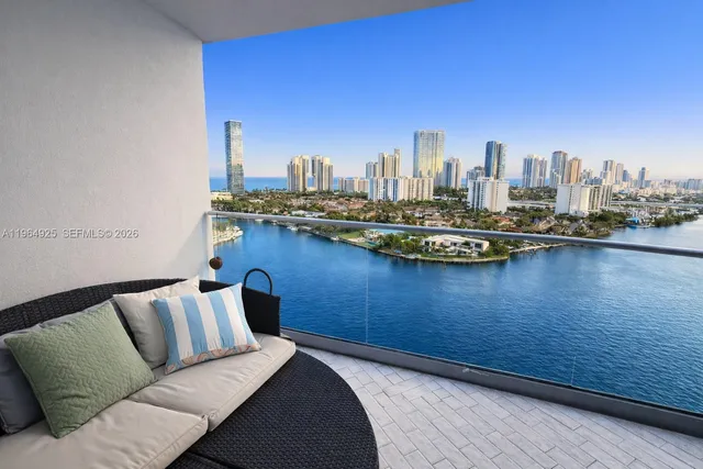 2-bedroom home at 19707 Turnberry Way #20G, Aventura
