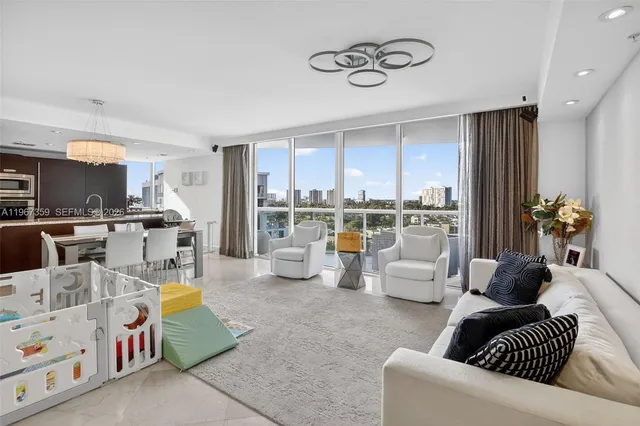 3-bedroom home at 19400 Turnberry Way #1012, Aventura