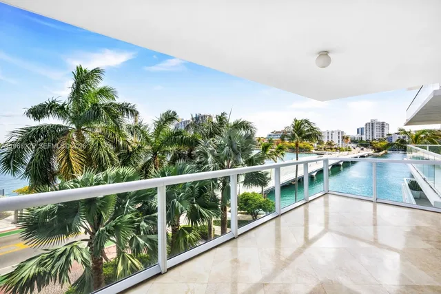 2-bedroom home at 10 Venetian Way #403, Miami Beach