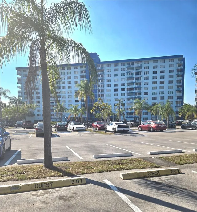 1-bedroom home at 4001 Hillcrest Dr 909 #909, Hollywood