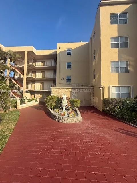 1-bedroom home at 2801 Somerset Drive #105, Lauderdale Lakes