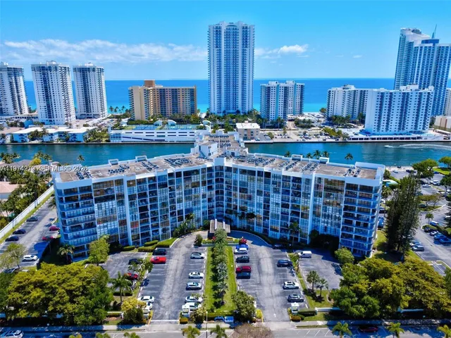 2-bedroom home at 1000 Parkview Drive #1022, Hallandale Beach