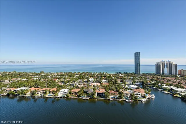 3-bedroom home at 19707 Turnberry Way #28J, Aventura