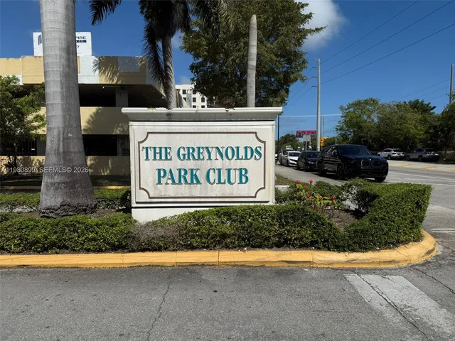 3-bedroom home at 17890 W Dixie Highway #106, North Miami Beach