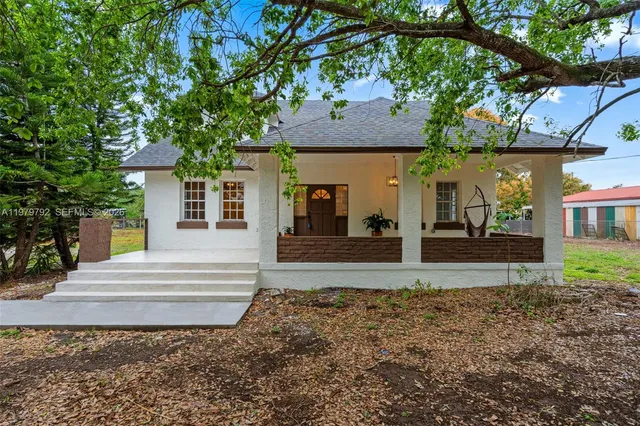 6-bedroom home at 20255 SW 296th Street, Homestead