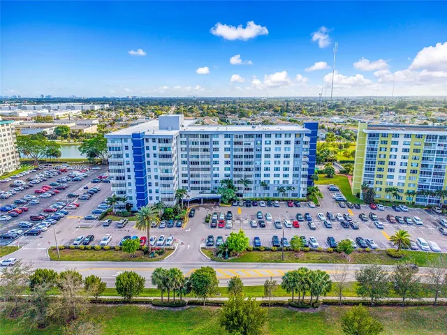 2-bedroom home at 4350 Hillcrest Dr 200 #200, Hollywood