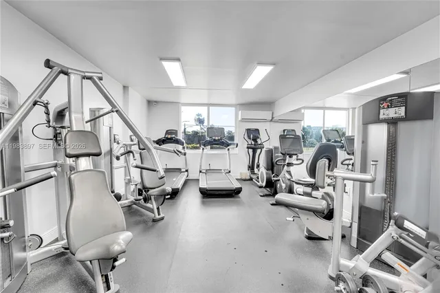2-bedroom home at 919 Hillcrest Dr 210 #210, Hollywood