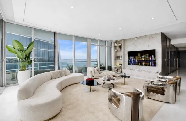3-bedroom home at 900 Biscayne Boulevard #PH6109, Miami