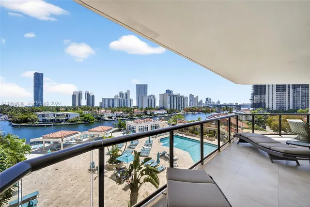 2-bedroom home at 19667 Turnberry Way #6A, Aventura
