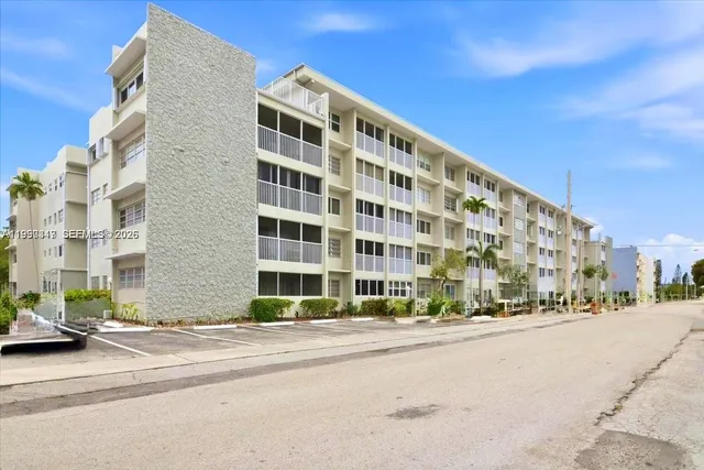 1-bedroom home at 330 SE 2nd Street #101G, Hallandale Beach