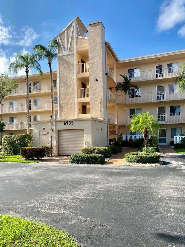 2-bedroom home at 6935 Huntington Lane #108, Delray Beach