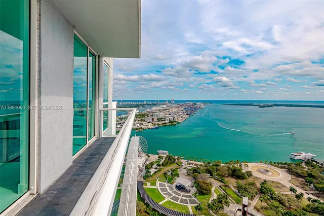 3-bedroom home at 244 Biscayne Boulevard #UPH4907, Miami