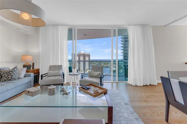 3-bedroom home at 19400 Turnberry Way #2011, Aventura