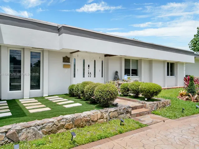 5-bedroom home at 621 E Tropical Way, Plantation