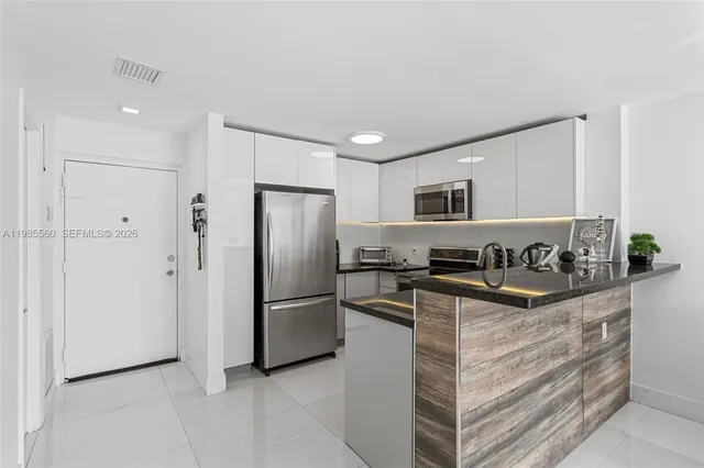 2-bedroom home at 6545 Indian Creek Dr 306 #306, Miami Beach