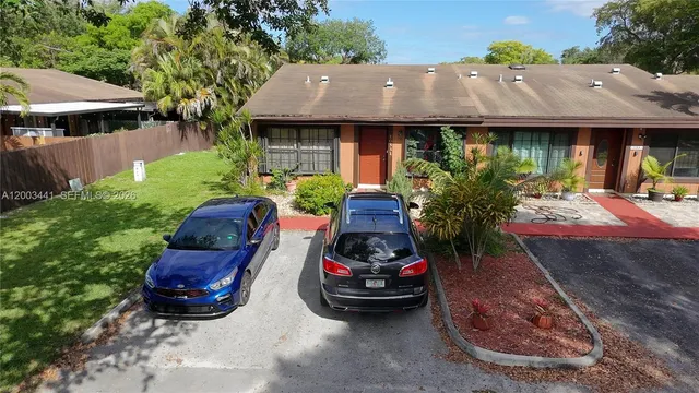 2-bedroom home at 10331 Holly Court, Pembroke Pines