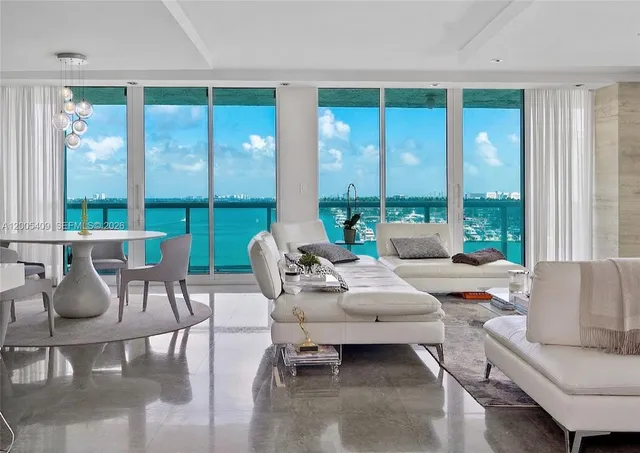 3-bedroom home at 10 Venetian Way #804, Miami Beach