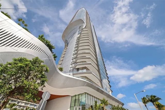 3-bedroom home at 175 SE 25 Road #2604, Miami