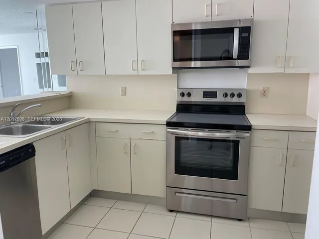 1-bedroom home at 5880 Collins Avenue #1006, Miami Beach