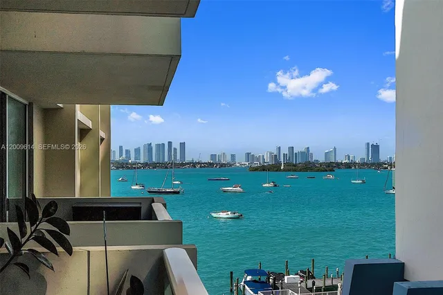 1-bedroom home at 1200 W Ave 423 #423, Miami Beach