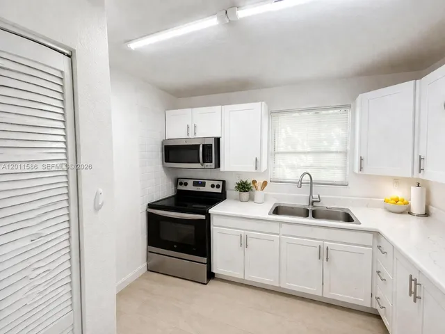 5-bedroom home at 15761 SW 303rd Street, Homestead