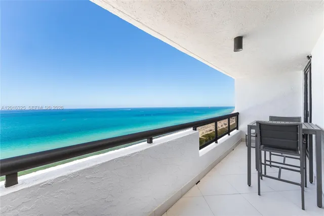 1-bedroom home at 2555 Collins Avenue #2205, Miami Beach