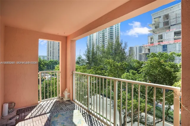 3-bedroom home at 19555 E Country Club Drive #8502, Aventura
