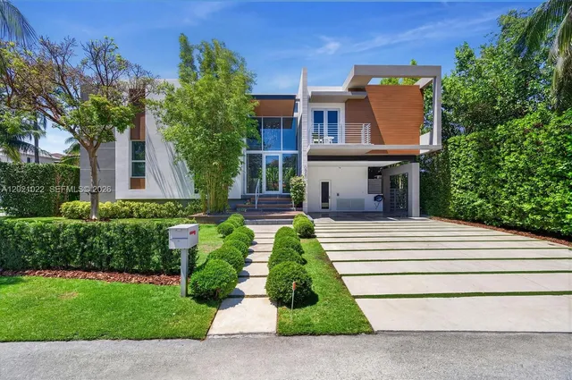 5-bedroom home at 625 Curtiswood Drive, Key Biscayne