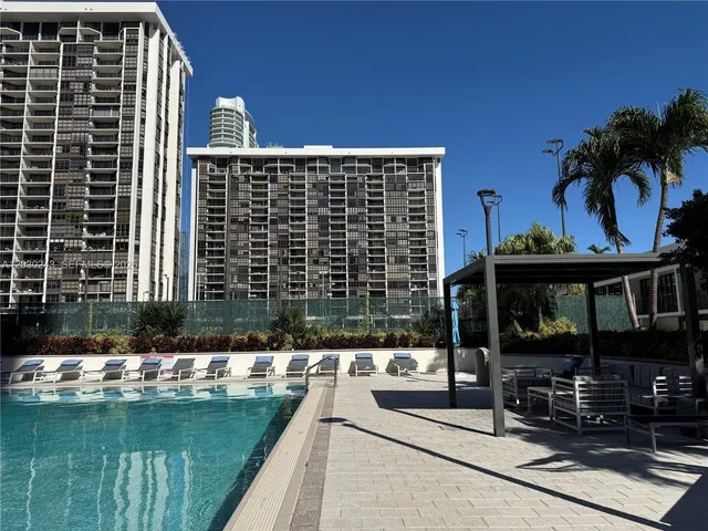 1-bedroom home at 1925 Brickell Avenue #1403, Miami