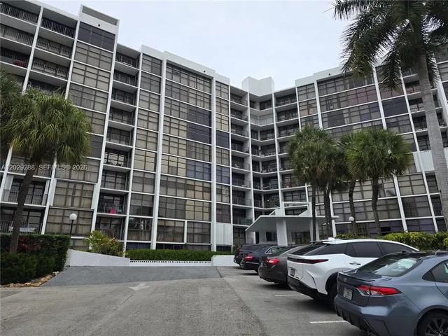 1-bedroom home at 400 Leslie Drive #416, Hallandale Beach