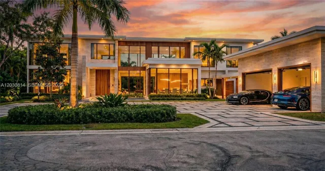 7-bedroom home at 6100 W Suburban Drive, Pinecrest