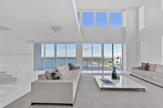 3-bedroom home at 10 Venetian Way #PH04, Miami Beach
