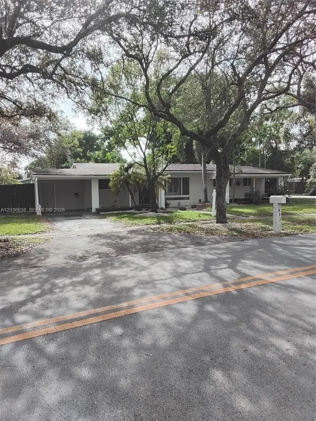 3-bedroom home at 911 W Country Club Circle, Plantation